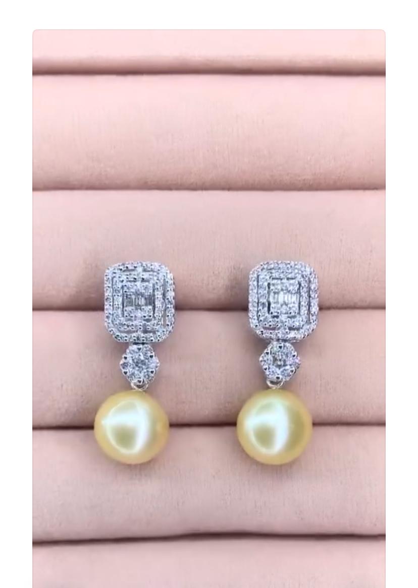 An exclusive Golden South Sea Pearls and Diamonds earrings, in modern and elegant design.
Elevate your timeless of beauty and add a touch of class and charm.
Stunnig earrings come in 18k gold with 2 pieces of Golden South Sea Pearls of 11mm, extra