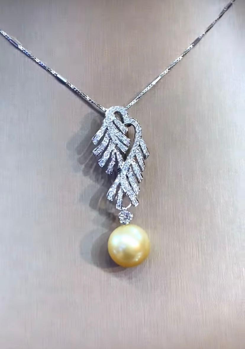 Un esclusivo ciondolo con perle dei mari del sud e diamanti dorati, dal design contemporaneo.
Eleva il tuo look e aggiungi un tocco di raffinatezza al tuo abbigliamento.
Splendido ciondolo in golf 18 carati con una lucente perla dorata dei mari del