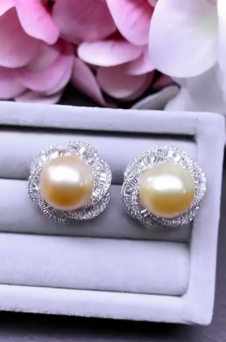 An exclusive pair of earrings , in classic design, sophisticated and refined style.
Earrings come in 18k gold with 2 cultivated untreated South Sea Golden Pearls, extra fine quality, spectacular color , of about 11/12mm, and 278 pieces of natural