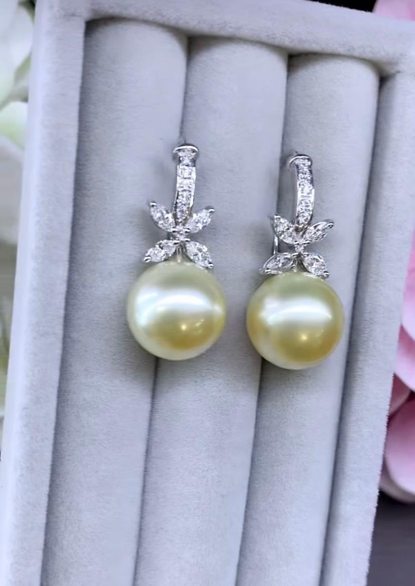 An exclusive Golden South Sea Pearls and Diamonds pair of earrings.
Adorn your self and adds a touch of sophistication and glamour on your look.
Stunning earrings come in 18k gold with 2 Golden South Sea Pearls of 14mm, extra fine lustrous quality,