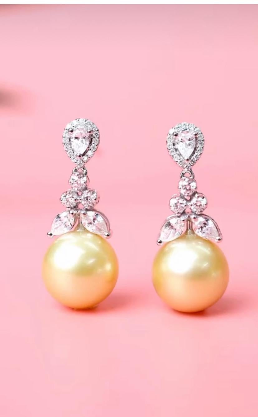 An exclusive Golden South Sea Pearls and Diamonds earrings in  elegant and refined .
Elevate your timeless of beauty and add a touch of charm on your look. 
Stunning earrings come in 18k gold with lustrous Golden South Sea Pearls of 13mm, in perfect