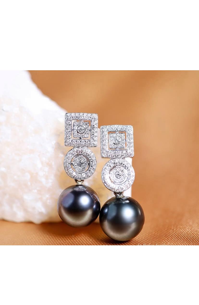 Uno squisito orecchino con perle di coltura di Thaiti e diamanti dal design contemporaneo, realizzato con particolare attenzione a tutti i dettagli.
Eleva la tua bellezza senza tempo e aggiungi un tocco di charme e classe al tuo look.
Gli splendidi