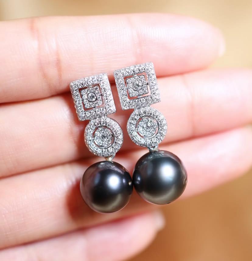 Donna Orecchini in oro 18 carati con perle e diamanti certificati GIT in vendita