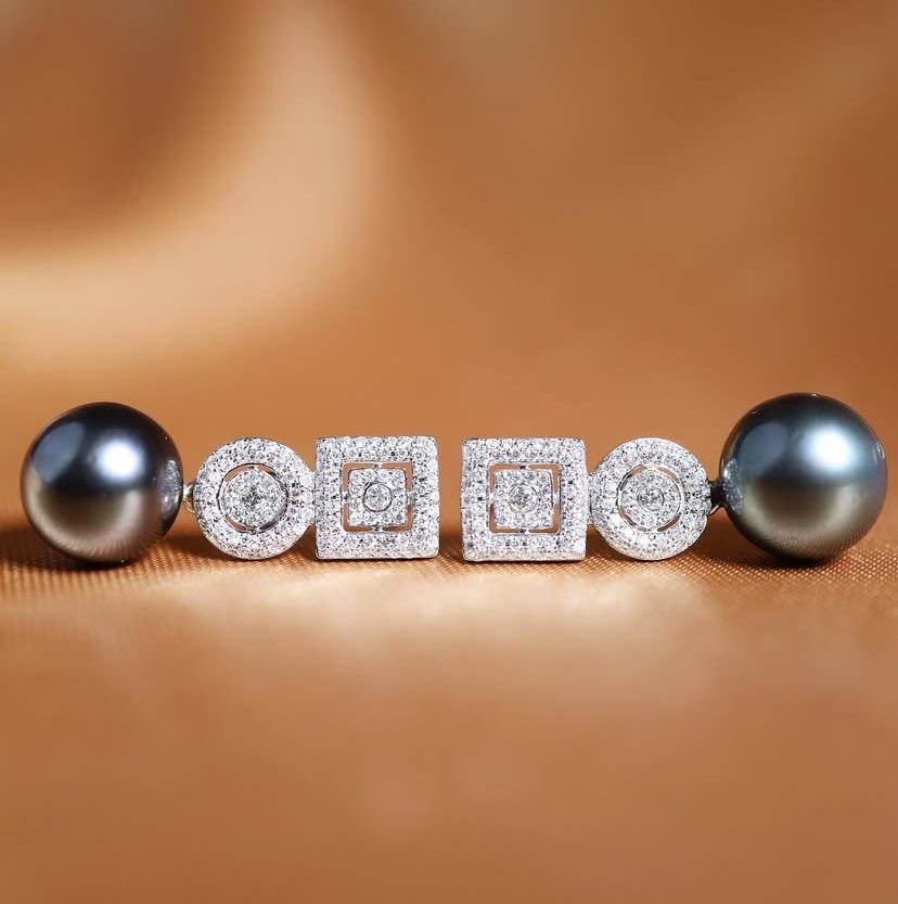 Orecchini in oro 18 carati con perle e diamanti certificati GIT in vendita 1