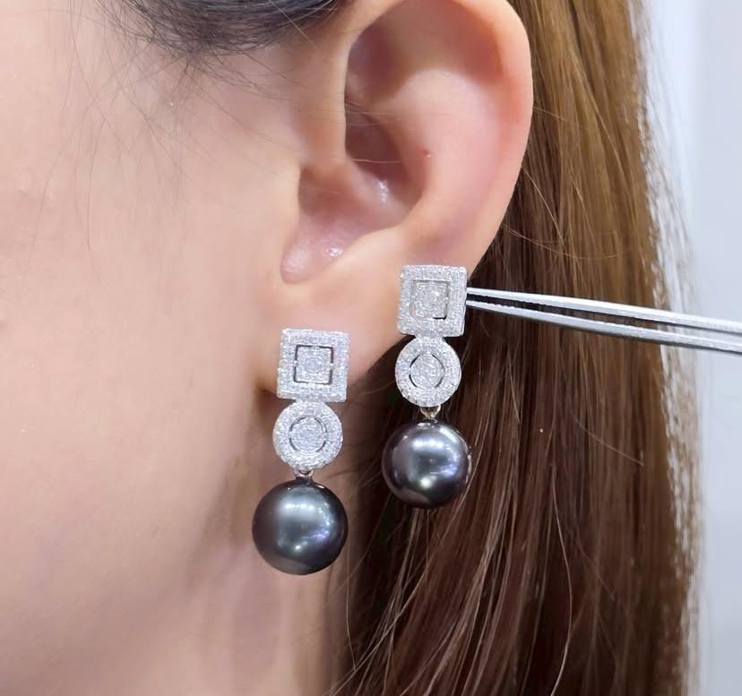 Orecchini in oro 18 carati con perle e diamanti certificati GIT in vendita 2