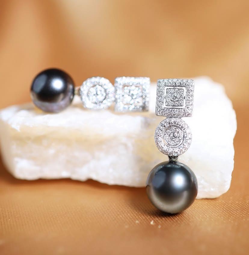 Orecchini in oro 18 carati con perle e diamanti certificati GIT in vendita 4