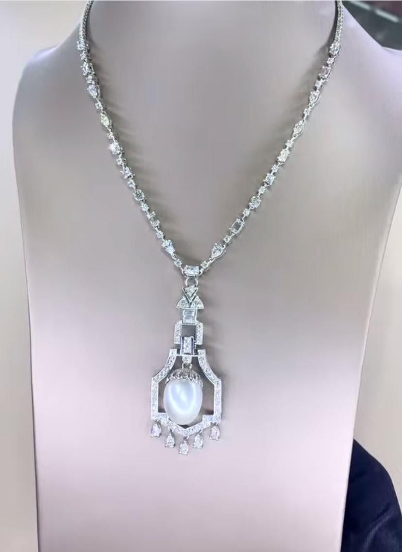 Adorn yourself with the epitome of elegance - white South Sea Pearl and Diamonds necklace.
Its luminous luster and radiant shine beautifully reflect sophistication and grace.
Each diamonds, a testament to unparalleled beauty, creates a timeless
