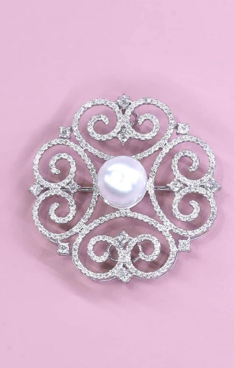 An exquisite Golden South Sea Pearl and Diamonds brooch/pendant in a original design, so elegant and refined style.
Elevate your timeless of beauty and add a touch of sophistication and charm on your look.
Magnificent brooch/pendant, you can use as