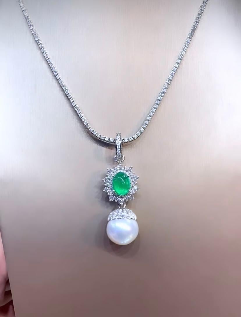 Pendentif en or 18 carats avec perle des mers du Sud certifiée GIT, 3,00 carats d'émeraudes de Zambie et diamants Pour femmes en vente