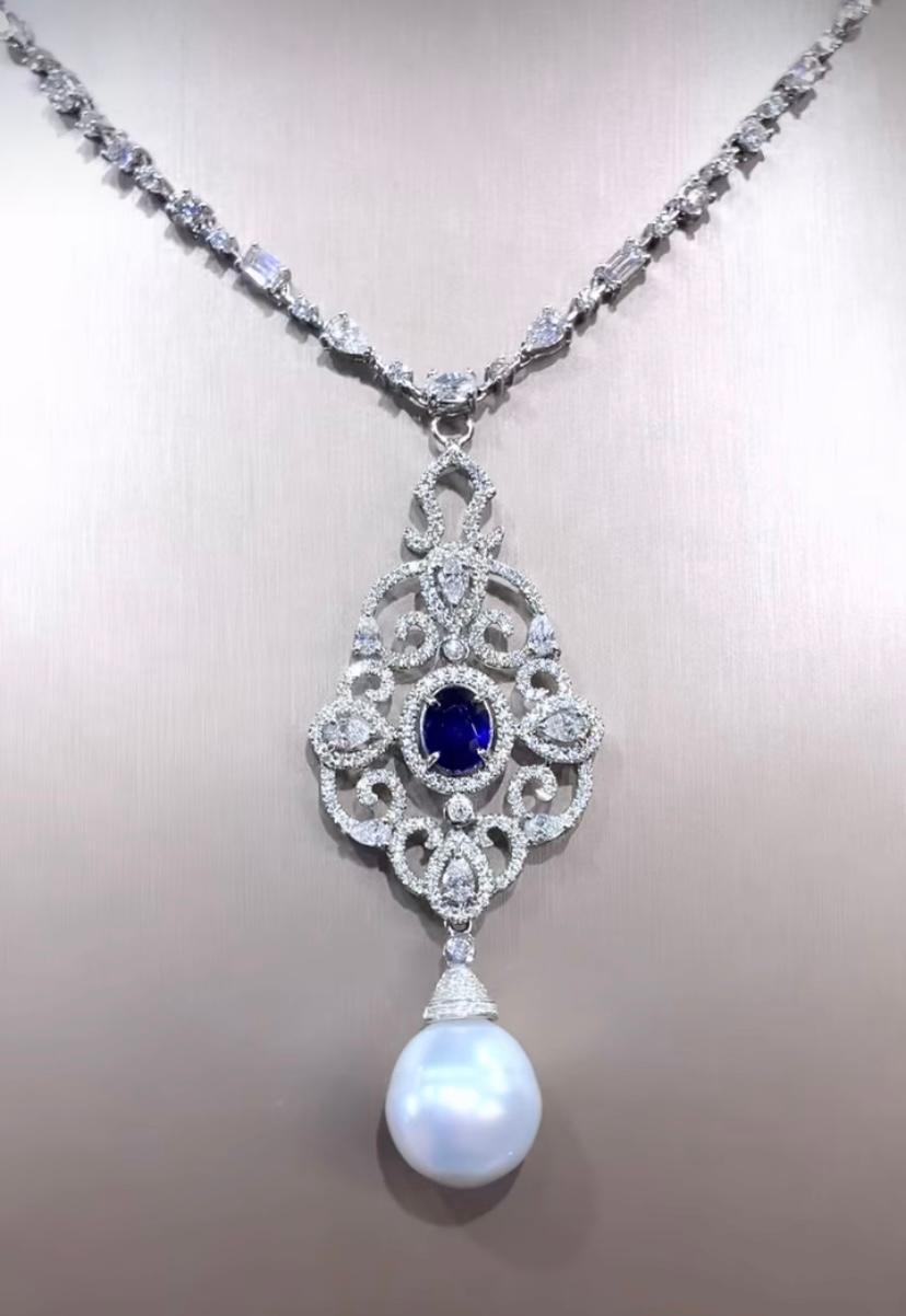 Pendentif exclusif en perles des mers du Sud, saphirs de Ceylan et diamants.
Les perles respirent l'élégance et le charme, leur beauté intemporelle captivant ceux qui les regardent.
Le pendentif en perles des mers du Sud est orné de saphirs de