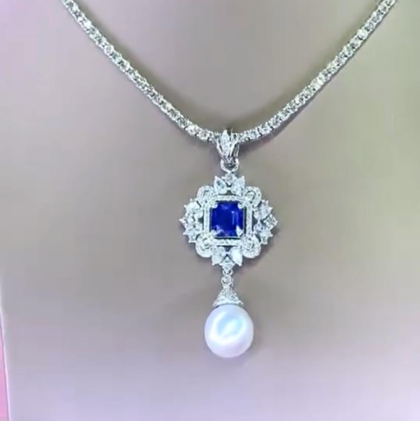 Uno squisito ciondolo con perle dei mari del sud, zaffiri e diamanti, dal design raffinato e sofisticato.
Eleva la tua bellezza senza tempo e aggiungi un tocco di glamour e charme.
Il magnifico ciondolo è realizzato in oro 18 carati con un  perla