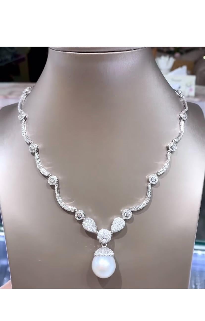 Un collier exclusif de perles des mers du Sud et de diamants, au design élégant et glamour.
Les perles blanches des mers du Sud sont très prisées pour leur beauté exquise et leur élégance. Leur aspect lustré et crémeux ajoute une touche de