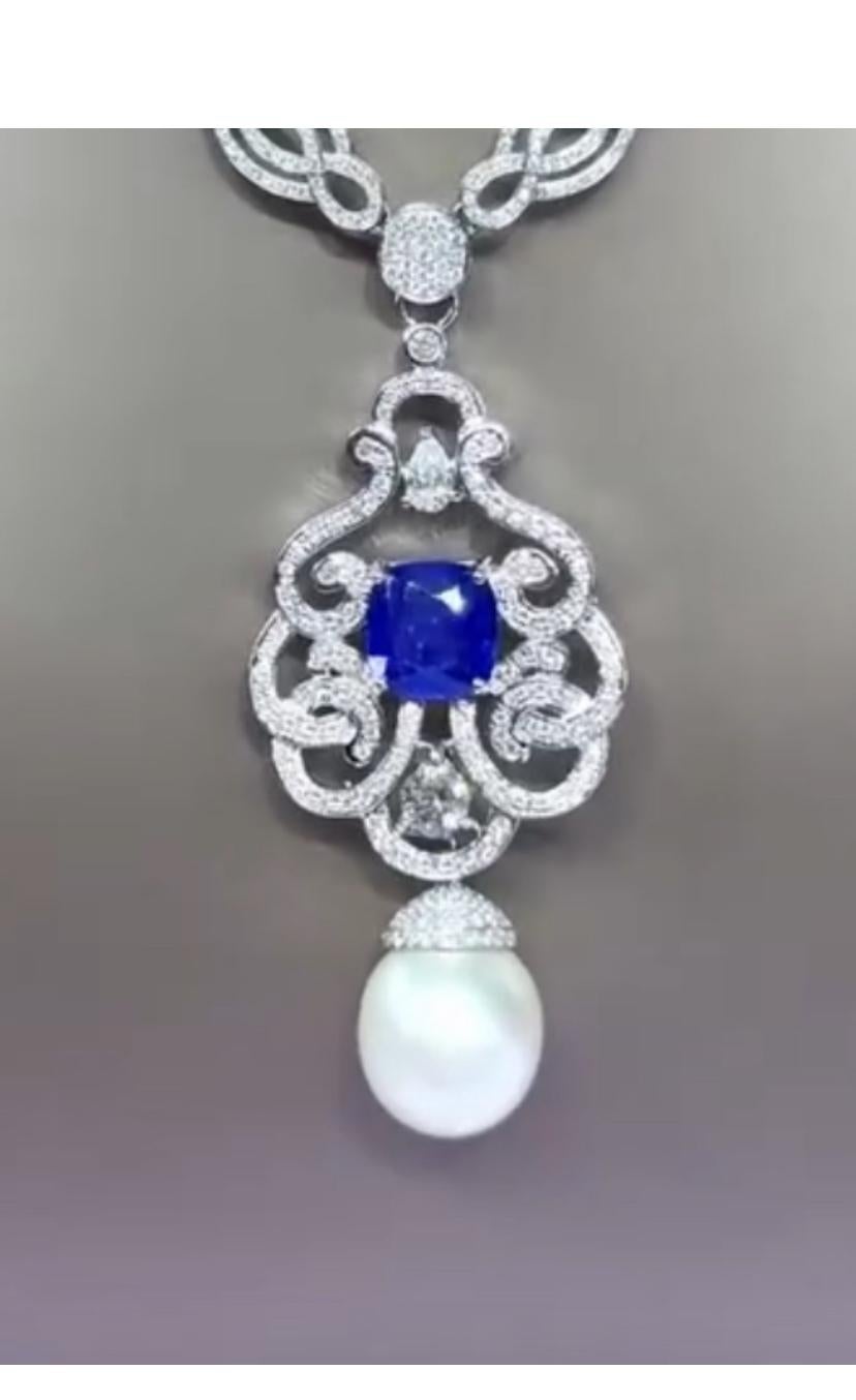Un esclusivo ciondolo con perle dei mari del sud, zaffiri e diamanti, dallo stile elegante e raffinato.
Abbellisciti e aggiungi un tocco di charme e di classe al tuo look.
Questo splendido ciondolo è realizzato in oro 18 carati con una lucente perla