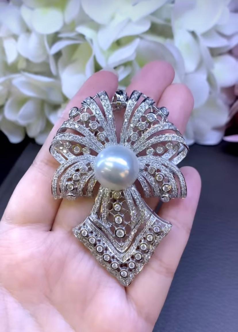 Una squisita spilla/pendente con diamanti e perle dei mari del sud.
Le perle emanano eleganza e charme, la loro bellezza senza tempo affascina chi le guarda. I gioielli non sono solo un ornamento, ma un'espressione tangibile di emozioni e