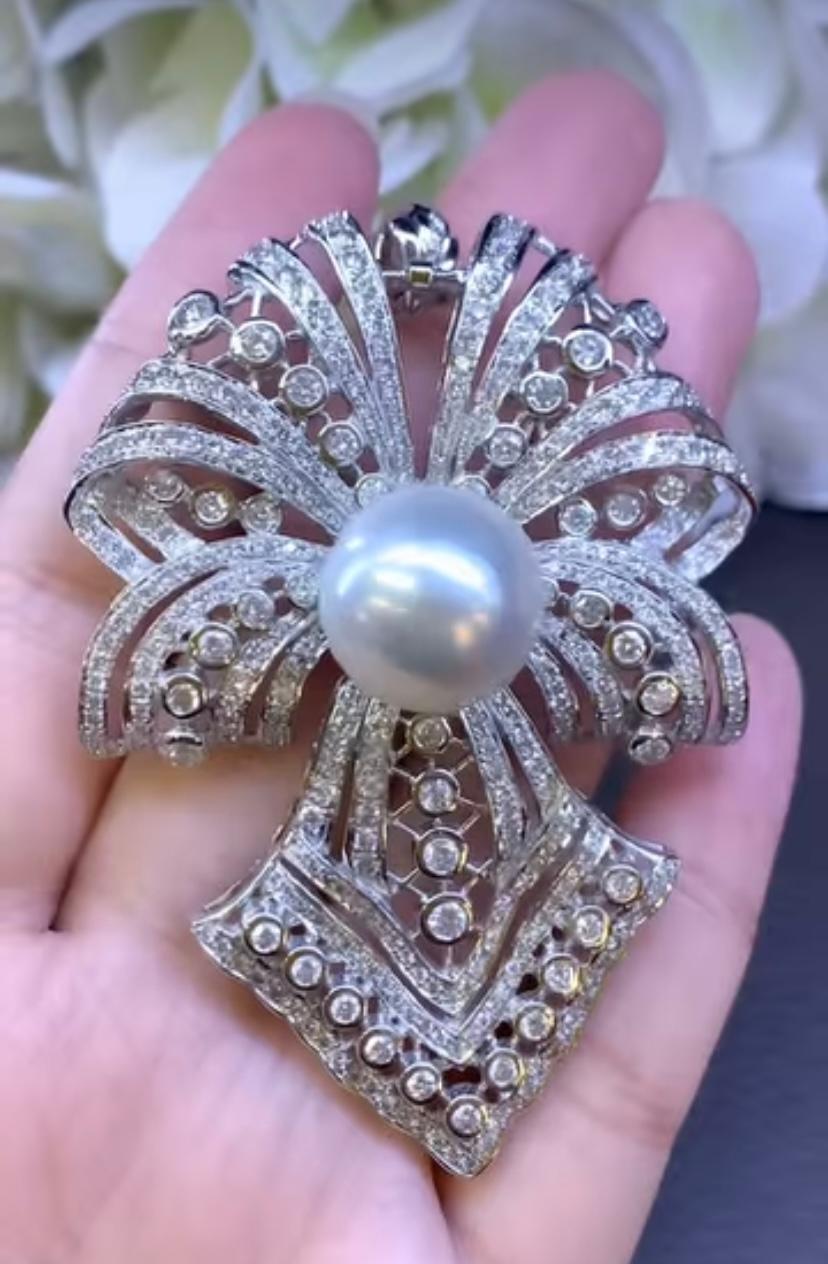 Donna Perla dei mari del sud certificata GIT   Spilla/pendente in oro 18k con diamanti da 6,60 carati in vendita