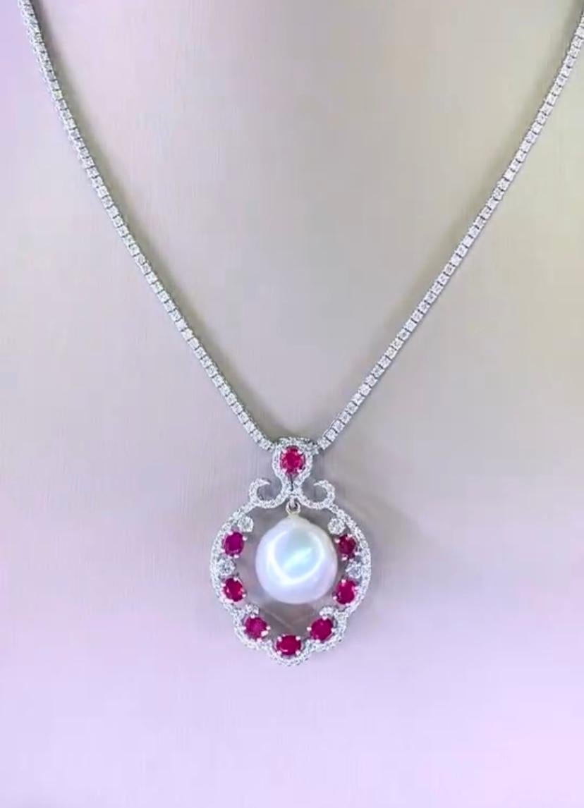 Pendentif exclusif en perles des mers du Sud, rubis et diamants. 
Rehaussez votre beauté intemporelle et ajoutez une touche de charme et de classe à votre look.
Magnifique pendentif en or 18k avec une perle des mers du Sud de 14mm, de qualité extra