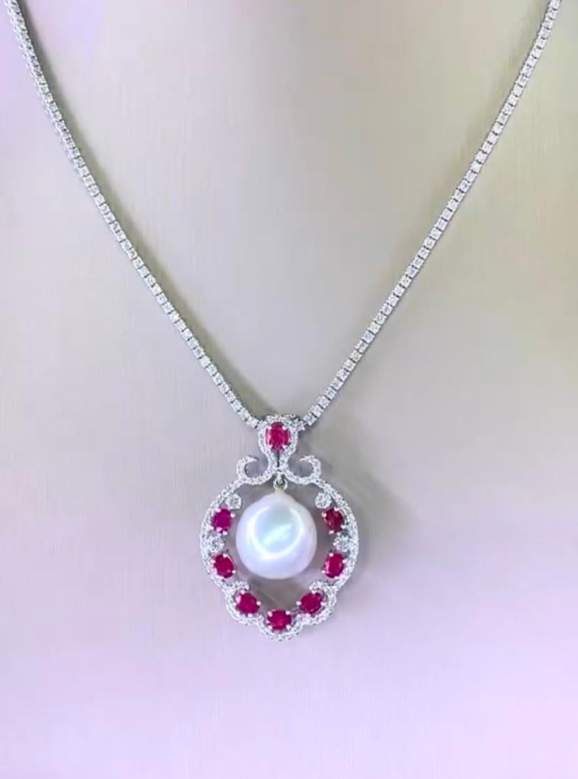 Taille ronde Pendentif en or 18 carats certifié GIT, perle des mers du Sud, rubis de Birmanie et diamants en vente