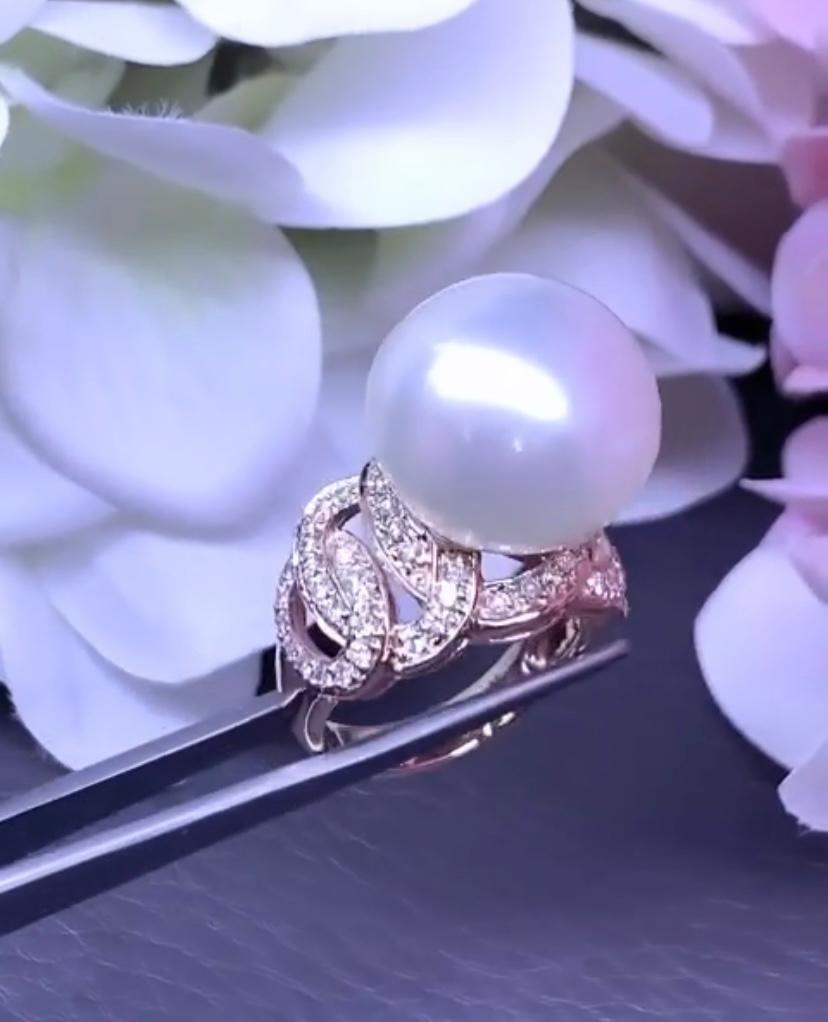 An exclusive ring in contemporary design, so elegant, particular, by Italian designer.
Ring come in 18K gold with a natural cultivate Untreated South Sea Pearl of 16 mm , excellent quality, a very luxurious quality, and 64 pieces of natural diamonds
