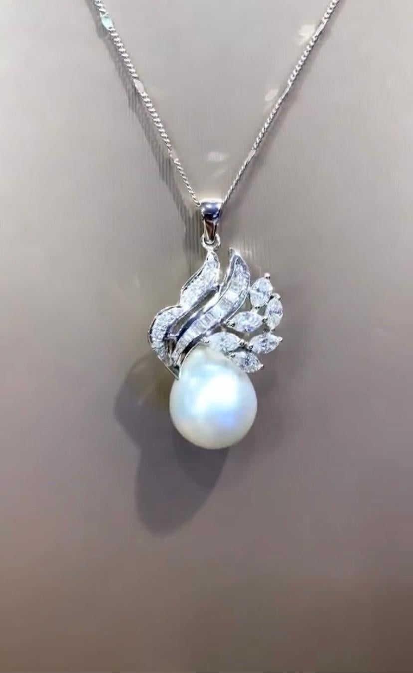 An exclusive pendant in sophisticated design, so glamour and luxurious , very elegant style.
Adorn your neck and adds a touch of charm and class on your look. Pearls are perfect for everyday, and for all occasion, events.
Stunning pendant come in