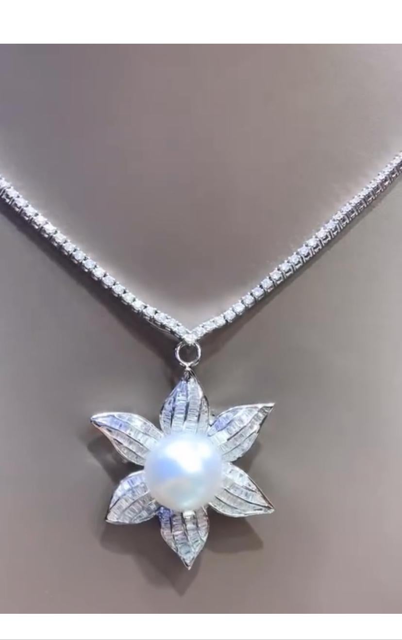 Uno squisito ciondolo dal design floreale, così particolare e raffinato. Scopri la bellezza delle perle con il nostro team di esperti, appassionati di queste eleganti gemme. Che tu sia un collezionista esperto o un acquirente alle prime armi,