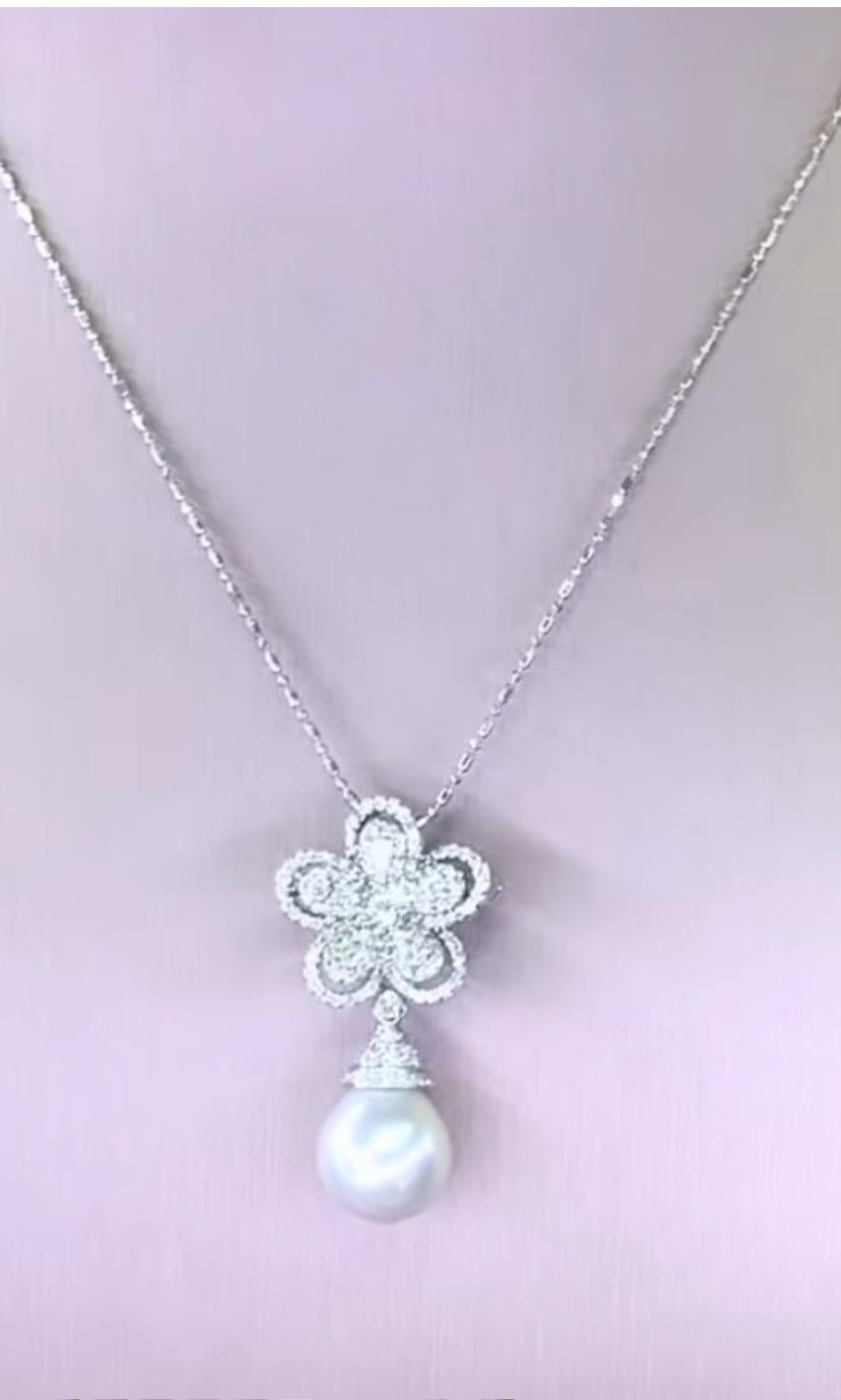 Uno squisito ciondolo con perle dei mari del sud e diamanti, dall'elegante design a fiore, dallo stile originale e raffinato.
Abbellisciti e aggiungi un tocco di classe e charme al tuo look.
Questo splendido ciondolo è realizzato in oro 18 carati
