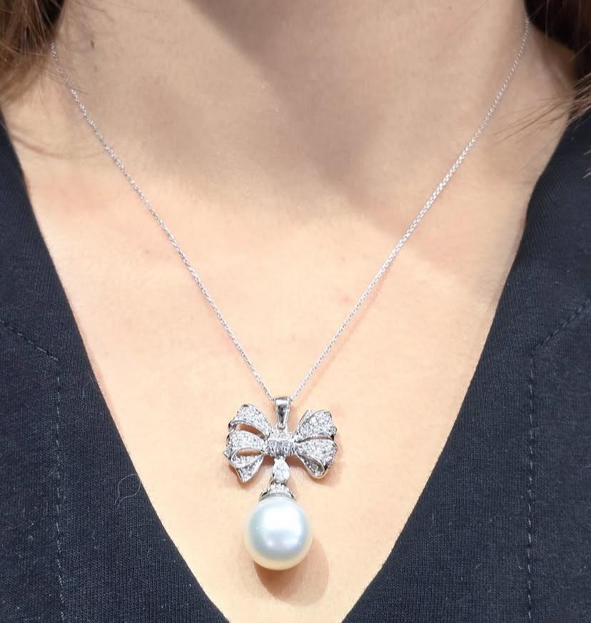 Pendentif exquis en perles des mers du Sud et diamants, au design chic et élégant, réalisé avec une attention particulière à tous les détails.
Magnifique pendentif en or 18k avec une perle des mers du sud de 13mm , de belle qualité , de couleur