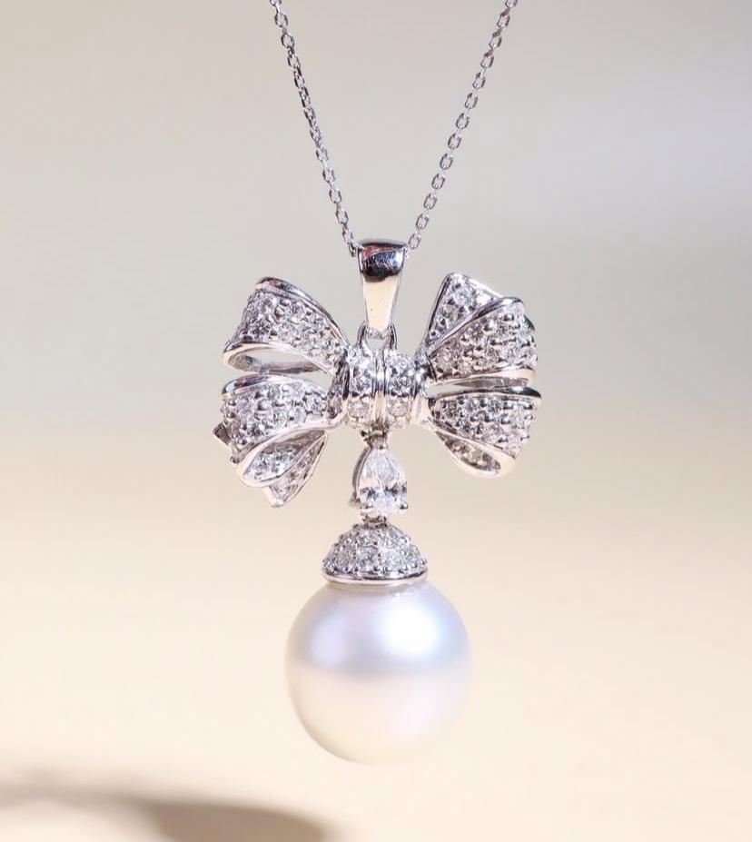 Taille ronde Pendentif en or 18 carats avec perles des mers du Sud certifiées GIT et diamants en vente