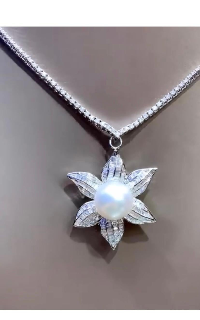 Donna Ciondolo in oro 18K con diamanti e perle dei mari del sud certificati GIT in vendita