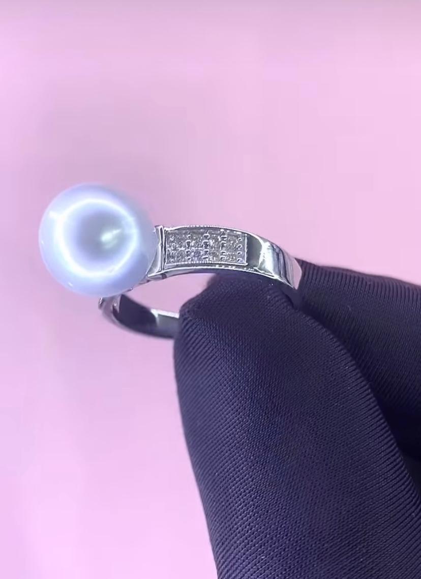 An exquisite South Sea Pearl and Diamonds ring in contemporary design, so elegant and refined.
Adorn your self and adds a touch of class and charm on your look.
Stunning ring come in 18k gold with a lustrous South Sea Pearl of 12mm, extra fine