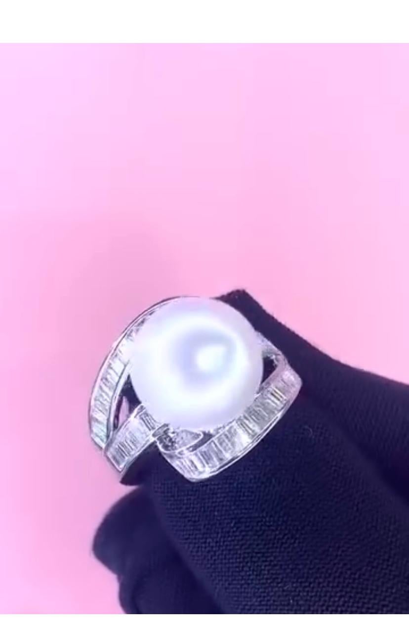 Un esclusivo anello con perle dei mari del sud e diamanti, dal design contemporaneo, così elegante e raffinato.
Eleva la tua bellezza senza tempo e aggiungi un tocco di classe e raffinatezza al tuo look.
Questo splendido anello è realizzato in oro