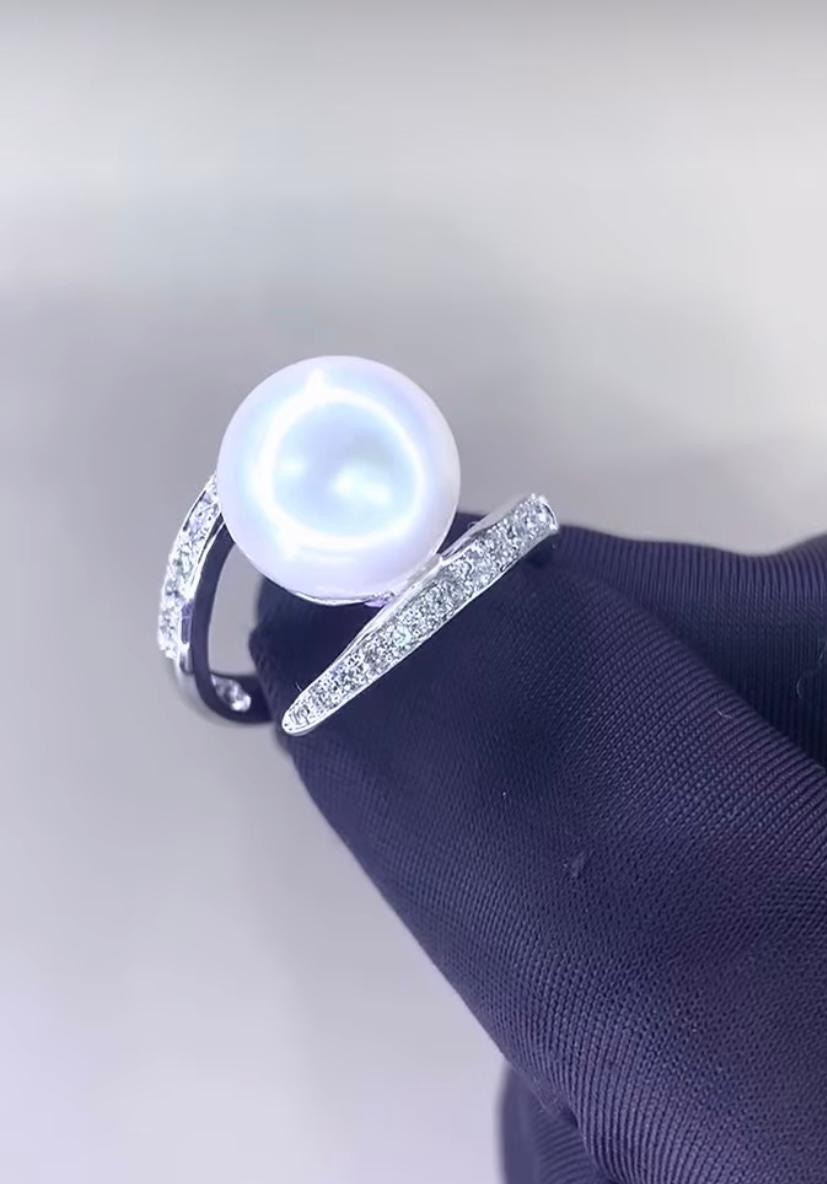 Un esclusivo anello con perle dei mari del sud e diamanti, dal design moderno e dallo stile raffinato e chic.
Abbellisciti e aggiungi un tocco di charme al tuo look.
Questo splendido anello è realizzato in oro 18 carati con perle dei mari del sud da