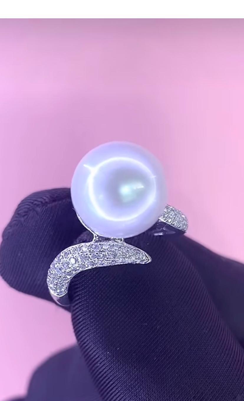 Un esclusivo anello con perle dei mari del sud e diamanti, dal design contemporaneo, così elegante e raffinato.
Eleva la tua bellezza senza tempo e aggiungi un tocco di charme al tuo look.
L'anello è realizzato in oro 18 carati con una lucente perla
