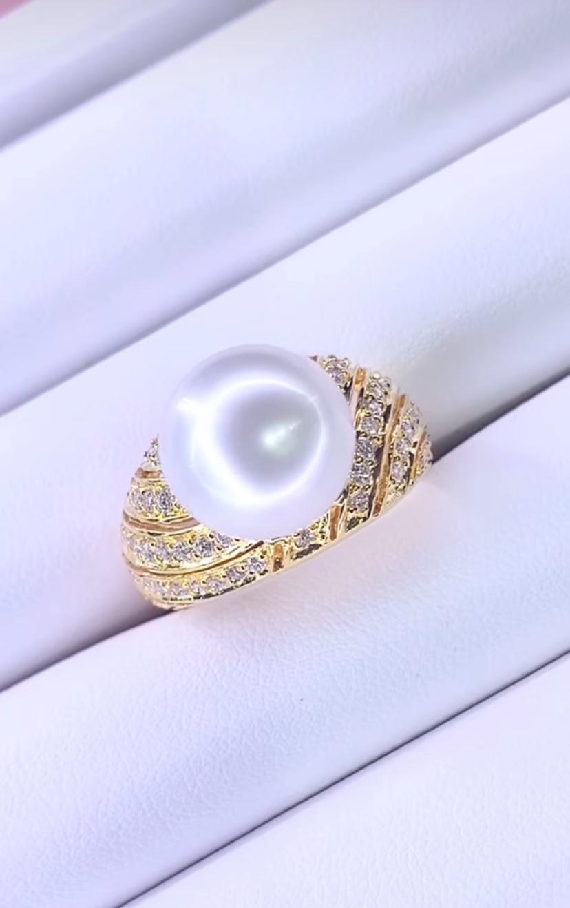 An exquisite South Sea Pearl and Diamonds ring.
Elevate your timeless of beauty and add a touch of charm and class on your look.
Stunning ring come 18K gold with a lustrous South Sea Pearl of 12mm, fine quality , perfect shape and surface , and