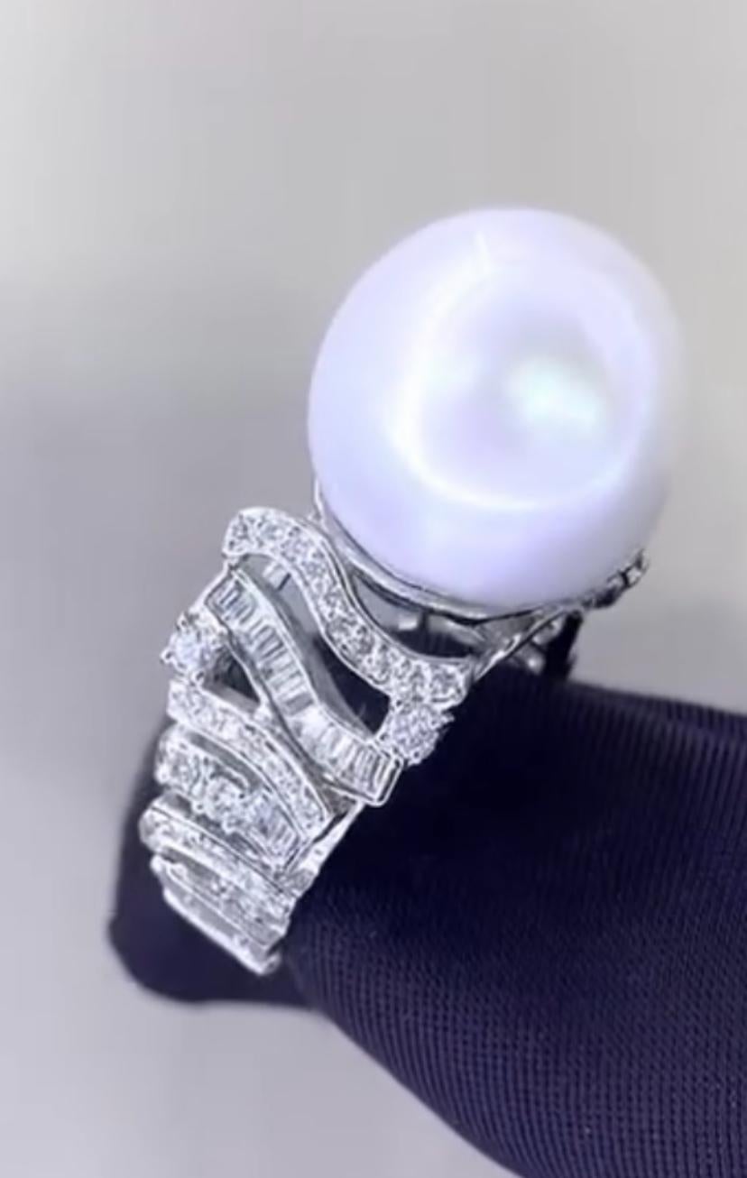 Uno squisito anello con perle dei mari del sud e diamanti, dal design particolare ed elegante, così raffinato e dallo stile glamour.
Eleva la tua bellezza senza tempo e aggiungi un tocco di raffinatezza e charme a te stesso.
Magnifico anello in oro