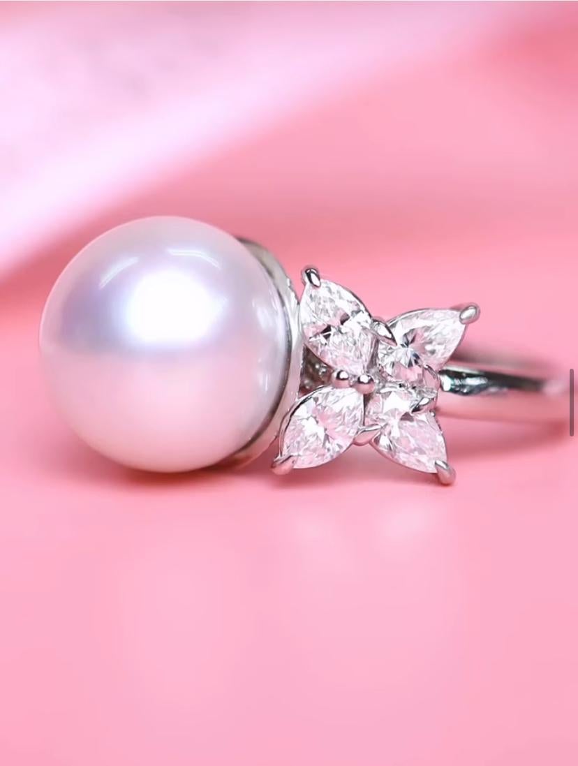 An exquisite South Sea Pearl and Diamonds ring, in a refined and elegant design, so glamour piece!
Designed with particular care on details, this ring evoke a charm and sophistication.
Stunning ring come in 18k gold with a lustrous South Sea Pearl