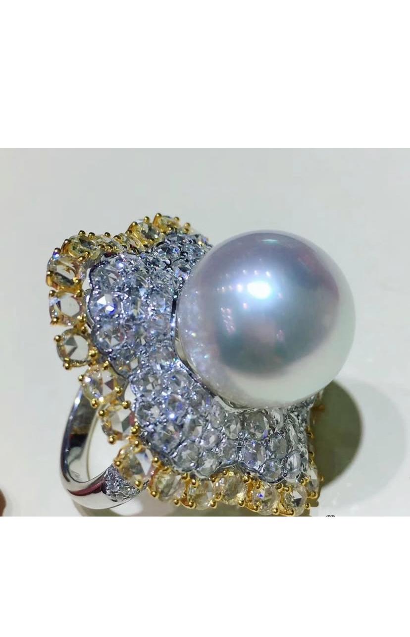 Stupendo anello con perle bianche dei mari del sud e diamanti di alta qualità, il pezzo perfetto per ogni occasione.
Realizzato con una squisita attenzione ai dettagli, il nostro anello è caratterizzato da splendide perle bianche dei mari del sud di