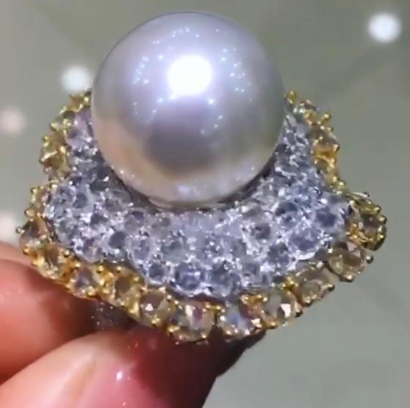 Taglio rotondo Anello con diamanti di perle dei mari del sud certificati GIT in oro 18 carati in vendita