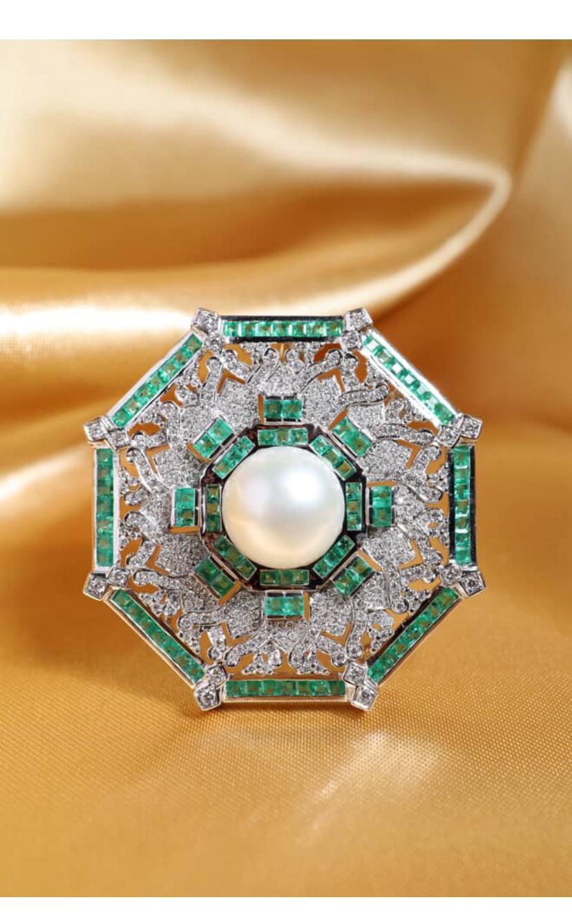 Eine exquisite Südsee Perle, Diamanten und Smaragde Brosche/Anhänger in einem eleganten und komplizierten Design, so besonders und raffinierten Stil, mit besonderer Aufmerksamkeit auf Details gefertigt.
Erhöhen Sie Ihre zeitlose Schönheit und