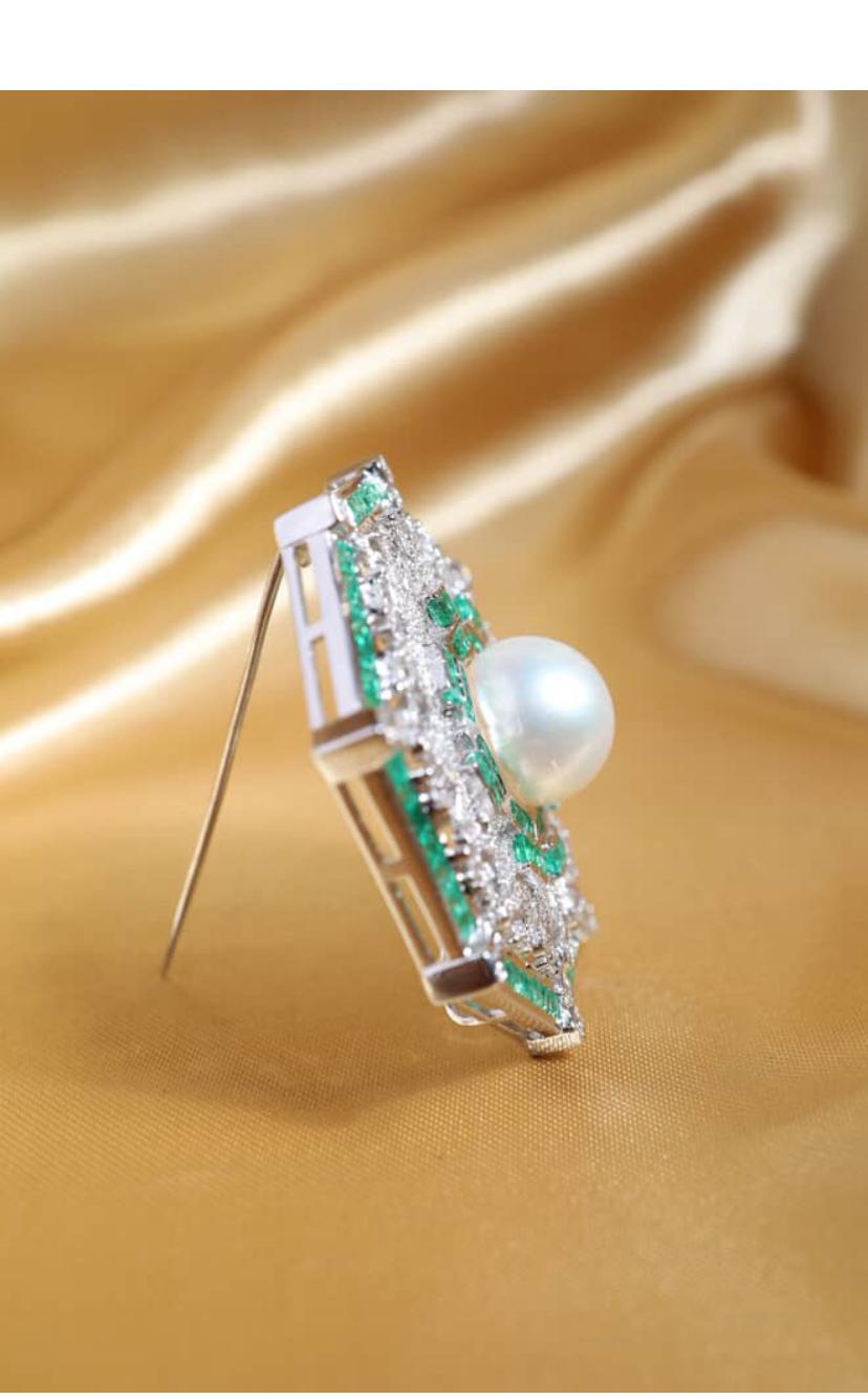 GIT Certified Südsee Perle Diamanten Smaragde 18K Gold Brosche/Anhänger im Angebot 1