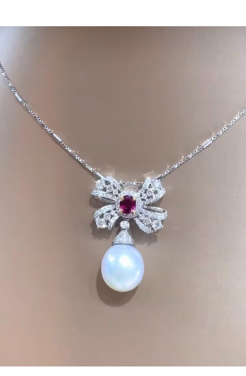 An exclusive South Sea Pearl, Siam Ruby and Diamonds pendant, so chic and refined design.
Adorn your self and adds a touch of class and charm on your look.
Stunning pendant come in 18k gold with a lustrous South Sea Pearl of 15mm, extra fine