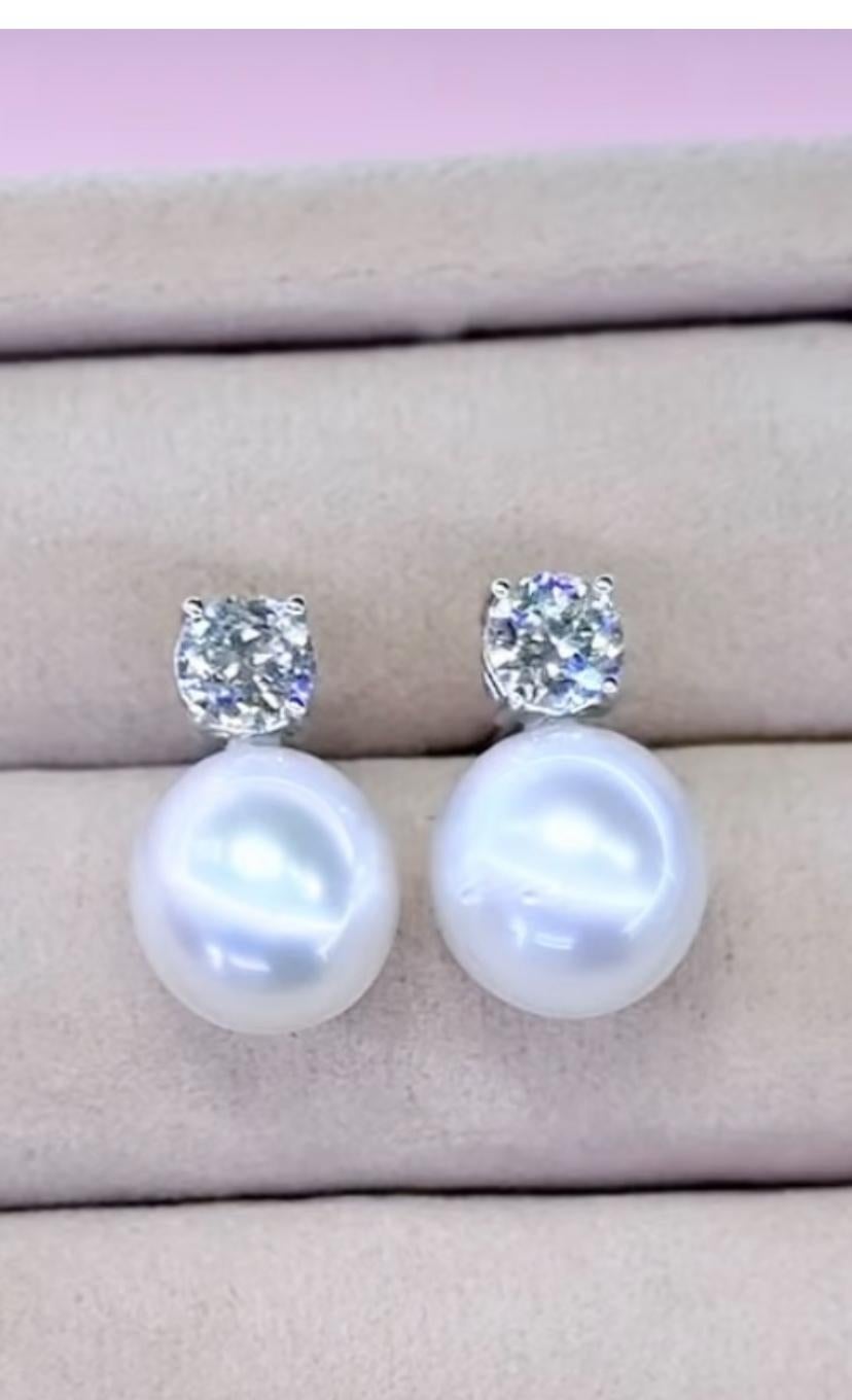 An exquisite South Sea Pearls and Diamonds earrings, in a contemporay and essential design.
Adorn yourself and add a touch of class and charm on your look. The pearls are perfect for all events and for everyday.
Stunning earrings come in 18k gold
