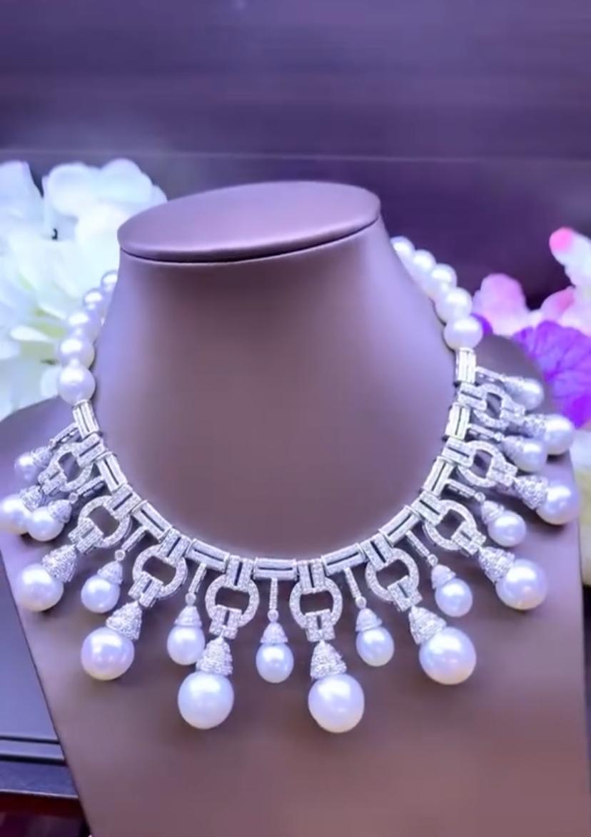 Una squisita collana di perle e diamanti dei mari del sud dal design Art Deco.
Le perle bianche dei mari del Sud sono molto apprezzate per la loro squisita bellezza ed eleganza. Il loro aspetto lucido e cremoso aggiunge un tocco di raffinatezza a