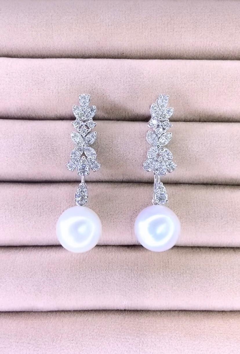 Boucles d'oreilles exquises en perles des mers du Sud et diamants, au design élégant et chic.
Les perles sont l'incarnation de l'élégance et de la sophistication, parfaites pour toute occasion formelle ou comme complément intemporel à votre