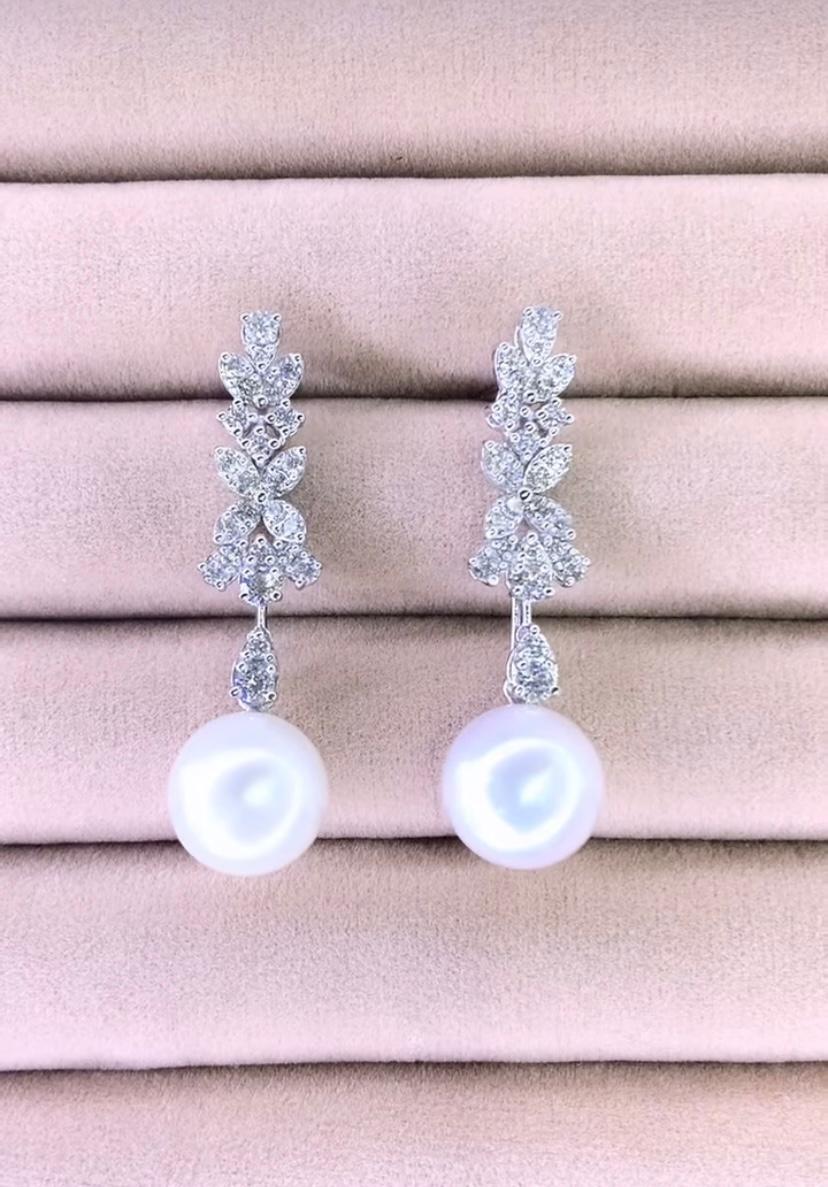 Taille ronde Boucles d'oreilles en or 18 carats avec perles des mers du Sud certifiées GIT et diamants de 1,50 carat en vente