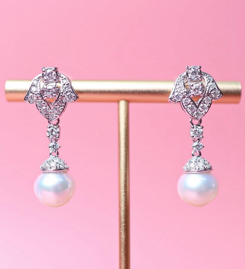 Uno squisito modello con perle dei mari del sud e diamanti dal design particolare e chic, così elegante e raffinato.
Eleva la tua bellezza senza tempo e aggiungi un tocco di charme e raffinatezza al tuo look.
Gli splendidi orecchini sono realizzati