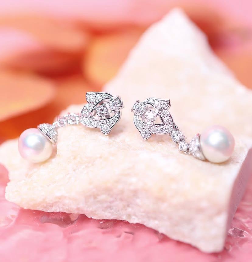 Orecchini in oro 18 carati con perle dei mari del sud certificate GIT e 2,00 carati di diamanti in vendita 5