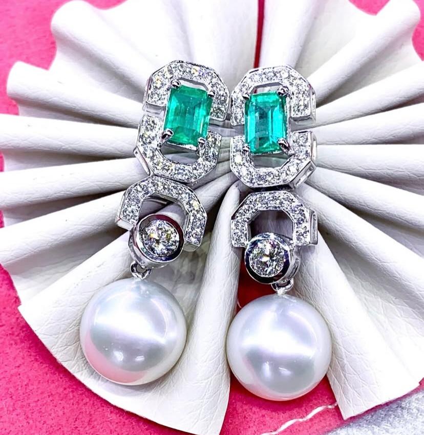 Un esclusivo orecchino con perle dei mari del sud, smeraldi e diamanti, dallo stile glamour e raffinato.
Eleva la tua bellezza senza tempo e aggiungi un tocco di raffinatezza e classe al tuo look.
I magnifici orecchini sono realizzati in oro 18