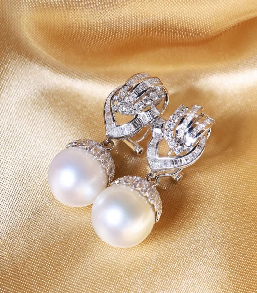 Exklusive Ohrringe mit Südseeperlen und Diamanten in einem bezaubernden Design, das mit viel Liebe zum Detail gefertigt wurde.
Erhöhen Sie Ihre zeitlose Schönheit und verleihen Sie Ihrem Look einen Hauch von Klasse und Charme.
Atemberaubende
