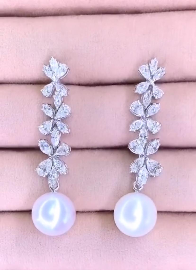 An exclusive South Sea Pearls and Diamonds pair of earrings, in flowers design, so elegant and refined.
White South Sea pearls are highly prized for their exquisite beauty and elegance.
Their lustrous and creamy appearance adds a touch of