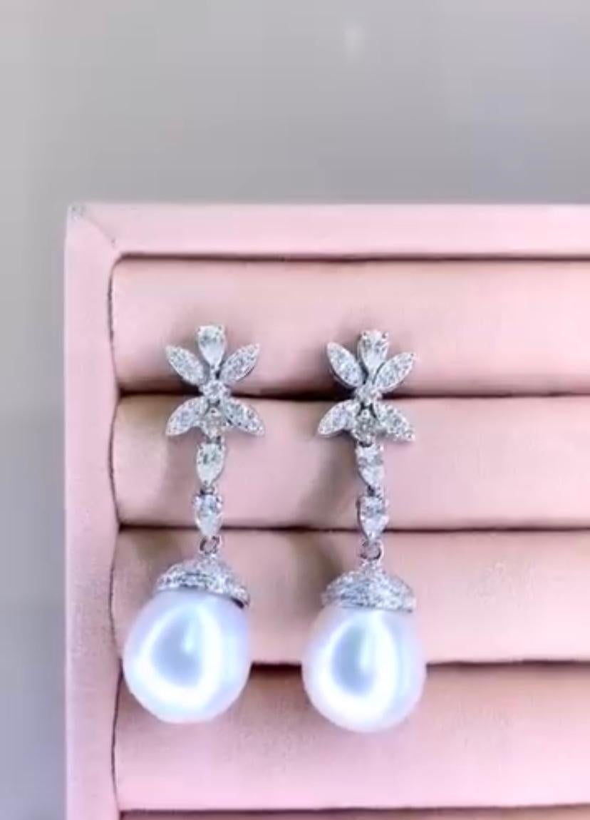 An exquisite South Sea Pearls and Diamonds earrings,  in original flowers design, so elegant and refined design.
The pearls are the epitome of luxury and sophistication, perfect for any formal occasion or as a timeless addition to your Jewelry